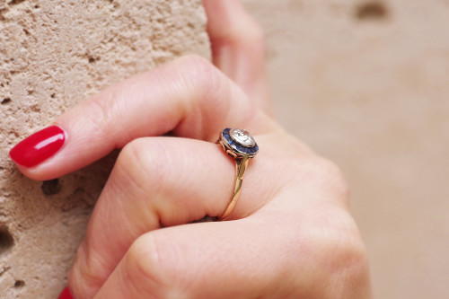 Art Deco solitaire and sapphire ring in 18k gold and platinum, target ring, round ring