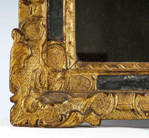 Miroir à fronton en bois sculpté et doré d’époque Régence vers 1715-1723