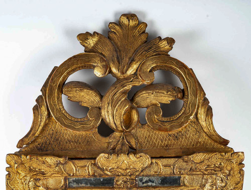 Miroir à fronton en bois sculpté et doré d’époque Régence vers 1715-1723