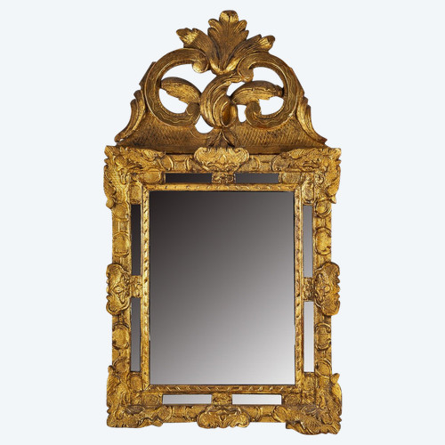 Miroir à fronton en bois sculpté et doré d’époque Régence vers 1715-1723