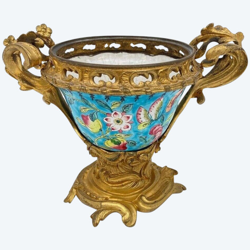 Chinesischer Emailbecher aus dem 19. Jahrhundert, montiert aus vergoldeter Bronze von Louis XV