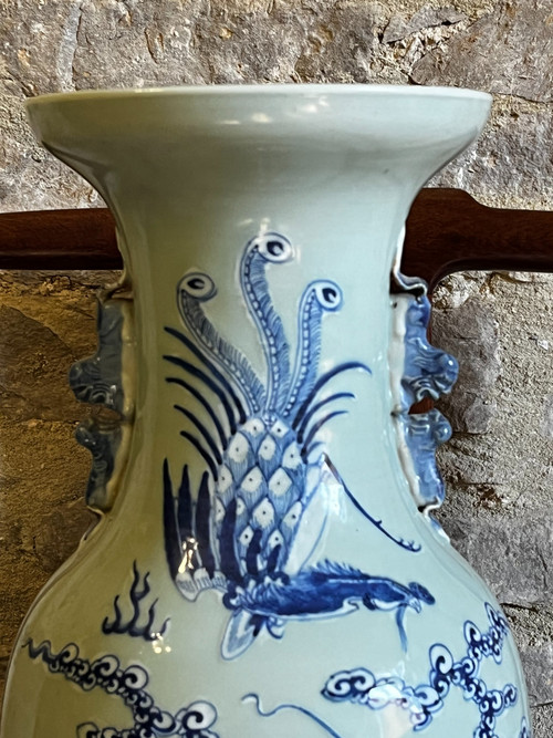 Chinesische Vase aus dem 19. Jahrhundert, blau auf einem Seladon-Hintergrund