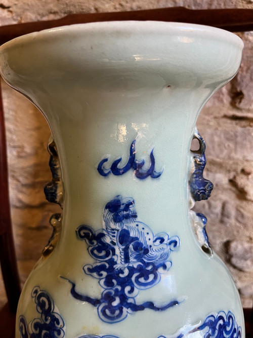 Chinesische Vase aus dem 19. Jahrhundert, blau auf Seladon-Hintergrund, in perfektem Zustand.