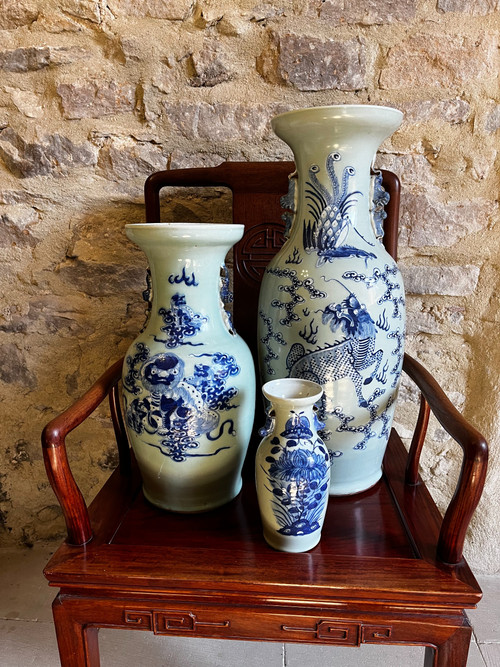 Chinesische Vase aus dem 19. Jahrhundert, blau auf Seladon-Hintergrund, in perfektem Zustand.