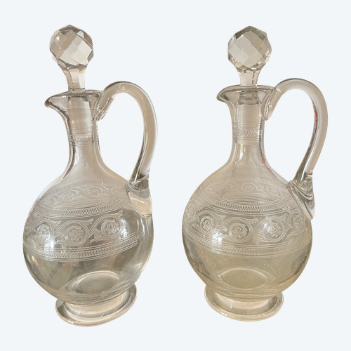 Deux carafes à liqueur Baccarat gravure athénienne 