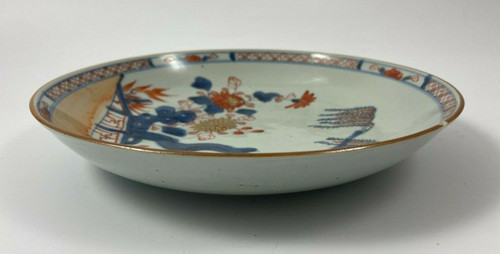 Assiette creuse Imari Compagnie des Indes XVIIIe fond blanc rehauts dorés