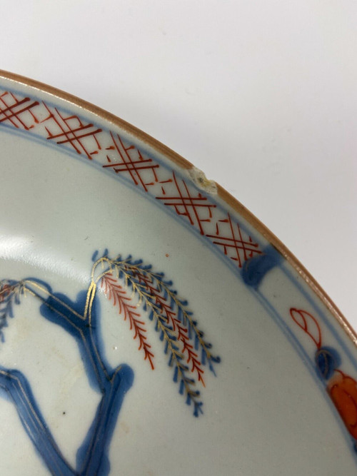 Assiette creuse Imari Compagnie des Indes XVIIIe fond blanc rehauts dorés