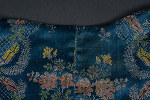 Boléro veste XVII ou XVIIIe brodé à la main décor floral et dentelle