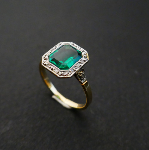 Bague Ancienne Sertie d'Une émeraude Et Diamants Taille Rose.