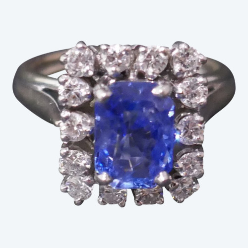 Ring Ceylon-Saphir und Diamanten. Gold und Platin.