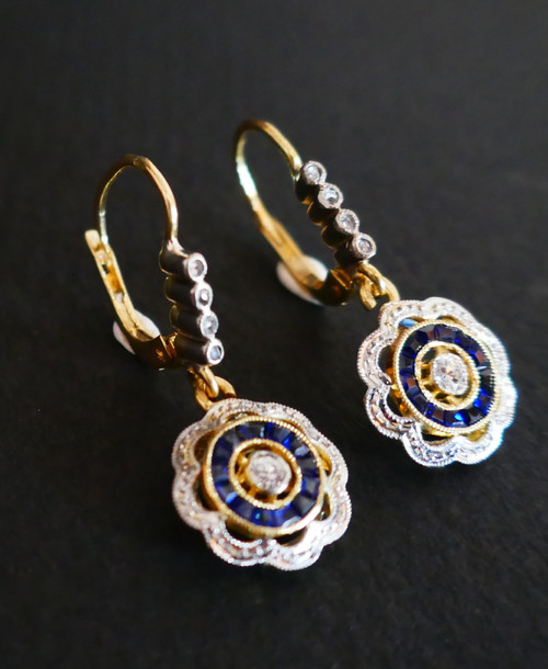 Boucles d'Oreilles Art Déco Diamants Et Saphirs Calibrés.