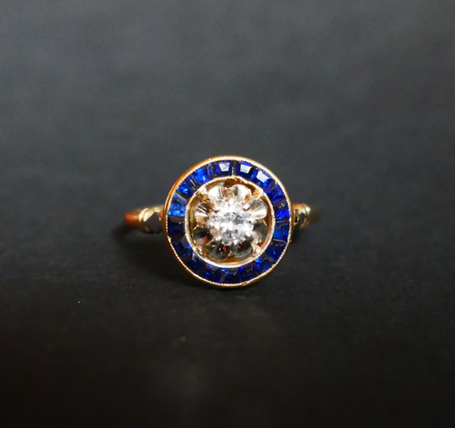 Bague Ornée d'Un Diamant, Entourage De Saphirs Calibrés.