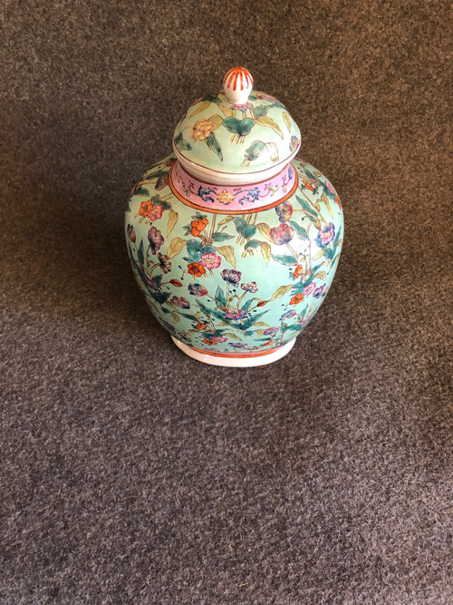 Vase couvert en céramique émaillée. Chine, XIXe siècle 