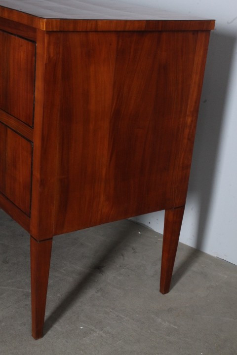 Antique Sienese Louis XVI chest of drawers - chest of drawers 1770 in cherry. Restored. Size 124 x 57. Height 94.50