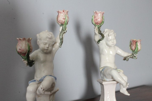 Ancienne paire de putti candélabres d'Angelo Minghetti Bologne. Fin XIXème sur socle signé. H 37 