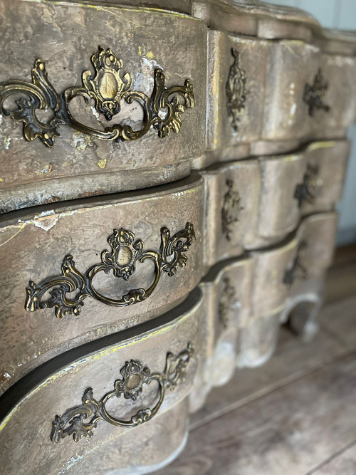 Louis XV Bell crossbow chest of drawers with patina dating from the 1900s