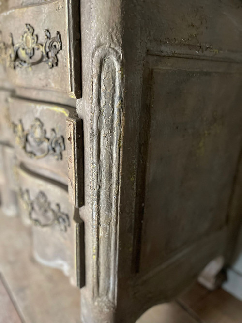 Louis XV Bell crossbow chest of drawers with patina dating from the 1900s