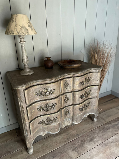 Louis XV Bell crossbow chest of drawers with patina dating from the 1900s