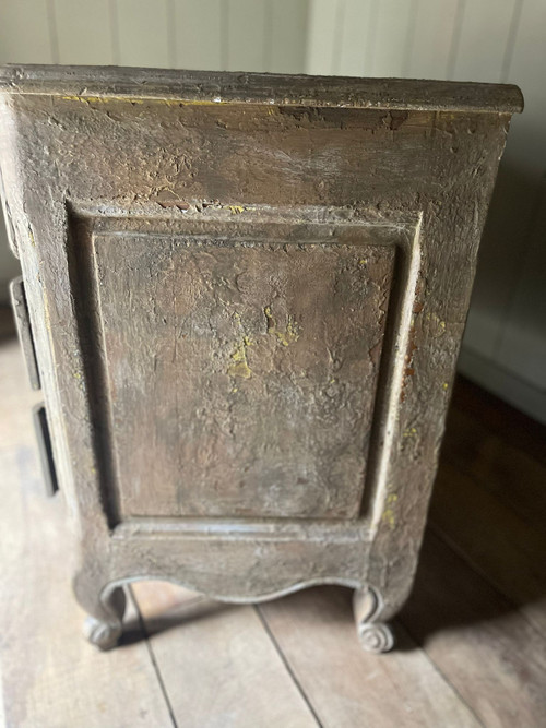 Louis XV Bell crossbow chest of drawers with patina dating from the 1900s