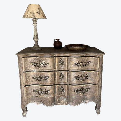 Louis XV Bell crossbow chest of drawers with patina dating from the 1900s