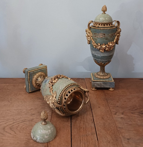 France, vers 1880 - paire de cassolettes ou vases pots pourris - marbre vert et bronze doré