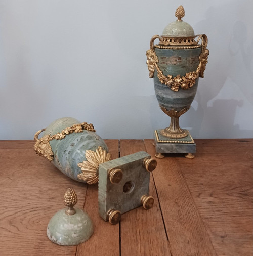 France, vers 1880 - paire de cassolettes ou vases pots pourris - marbre vert et bronze doré