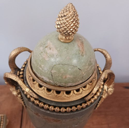 France, vers 1880 - paire de cassolettes ou vases pots pourris - marbre vert et bronze doré