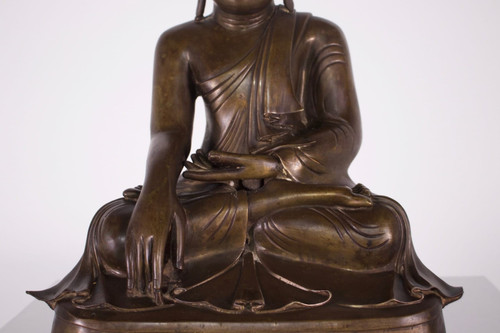 Buddha birmano in bronzo, periodo Mandalay.