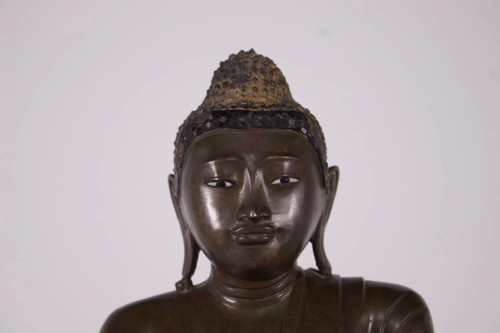 Buddha birmano in bronzo, periodo Mandalay.