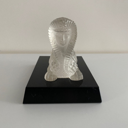 Presse-papier représentant un sphinx en cristal sur socle en verre noir