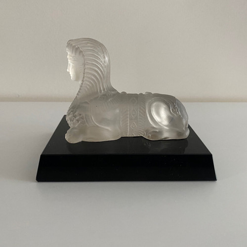 Presse-papier représentant un sphinx en cristal sur socle en verre noir