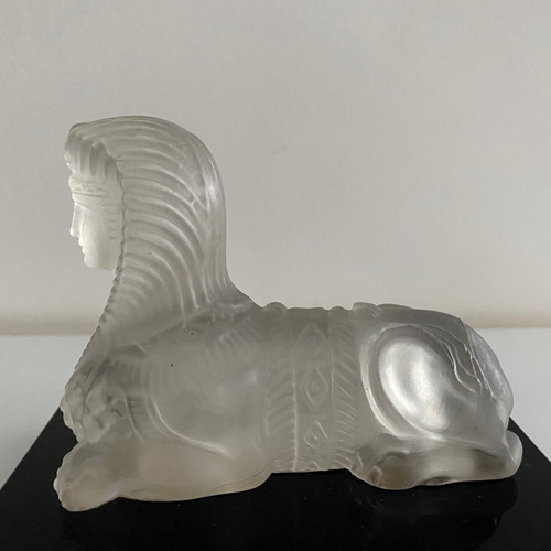 Presse-papier représentant un sphinx en cristal sur socle en verre noir