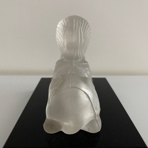 Presse-papier représentant un sphinx en cristal sur socle en verre noir