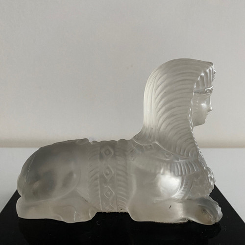 Presse-papier représentant un sphinx en cristal sur socle en verre noir