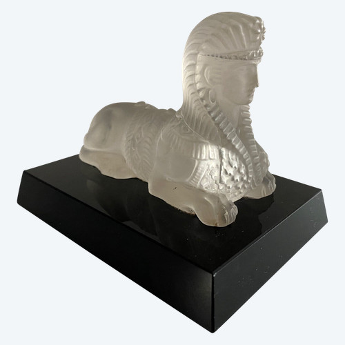 Presse-papier représentant un sphinx en cristal sur socle en verre noir