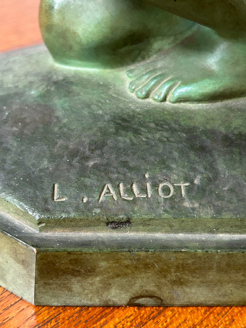 Lucien Charles édouard Alliot (1877-1967) La Frileuse Bronzo con patina verde Periodo Art Déco