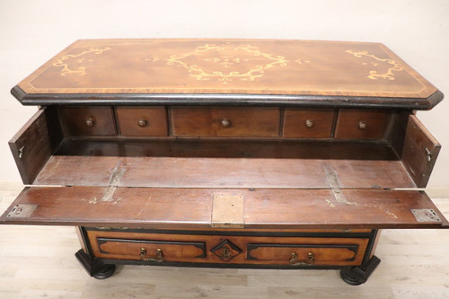 Commode à Tiroirs Antique en Noyer Marqueté, 17ème Siècle