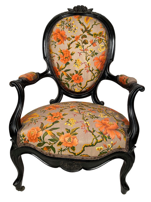 Paire de fauteuils Napoléon III, en bois noirci, garnis de tissu à motif floral