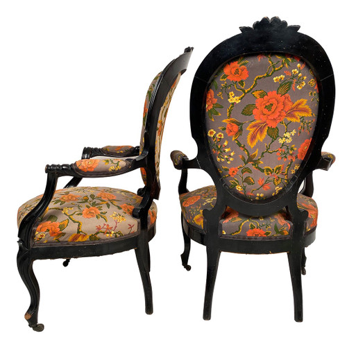 Paire de fauteuils Napoléon III, en bois noirci, garnis de tissu à motif floral