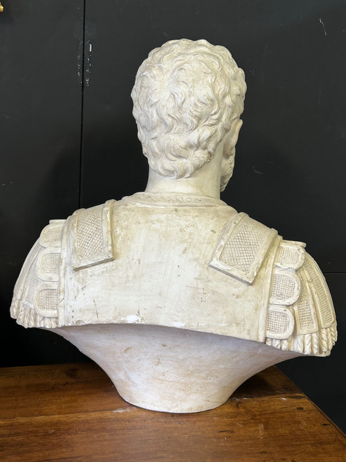 Important Portrait En Buste D’empereur Romain En Cuirasse - Sculpture En Plâtre XXéme Siècle 