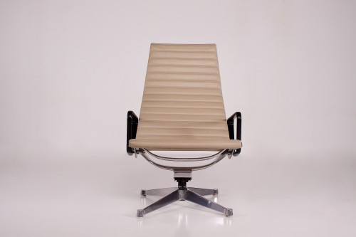 Poltrona girevole EA 124 in alluminio di Charles & Ray Eames Herman Miller.