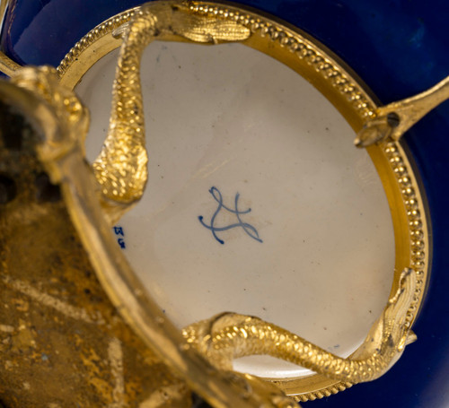 A Sévres porcelain bowl with beautiful gilt bronze ornamentation, late 19th century