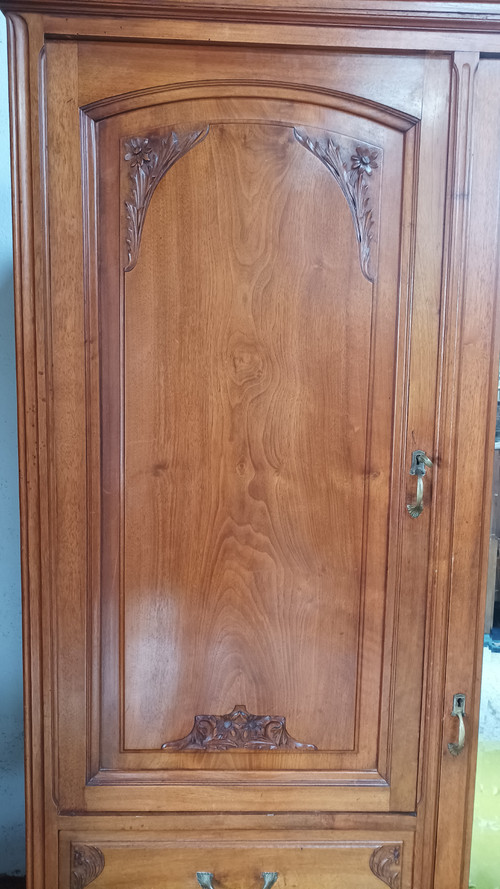 Jugendstil-Schrank aus geschnitztem Walnussholz