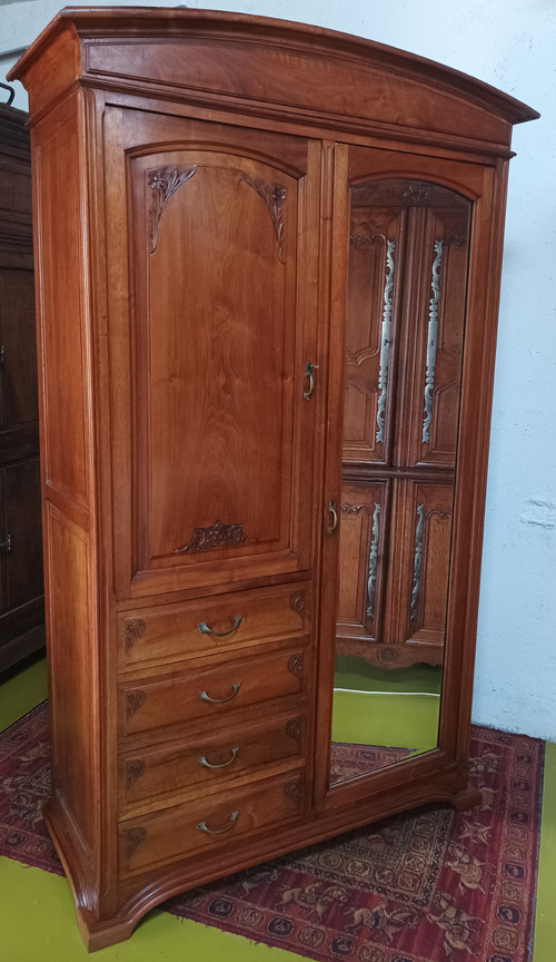 Jugendstil-Schrank aus geschnitztem Walnussholz