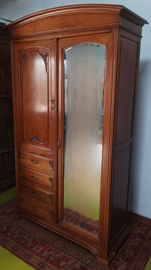 Jugendstil-Schrank aus geschnitztem Walnussholz