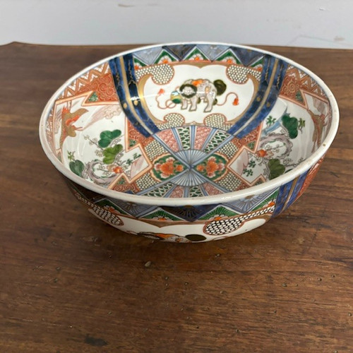 Antico piatto in porcellana Imari Japan Meiji periodo XIX sec con animali e paesaggio . Meiji mis 25