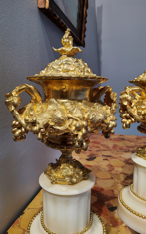 Paire de Vases Cassolettes en bronzes Ciselés dorés aux Pampres Vignes XIXéme