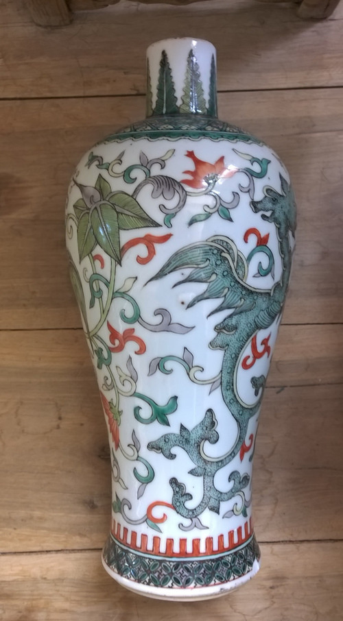 Vase rare en porcelaine de Chine famille verte à décor de phénix et de fleurs de style archaïque, probablement XIXe siècle