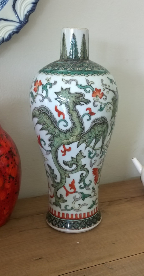 Vase rare en porcelaine de Chine famille verte à décor de phénix et de fleurs de style archaïque, probablement XIXe siècle