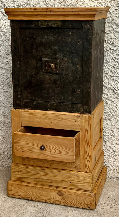 Metal and wood safe by Fournier Ainé, France 1900